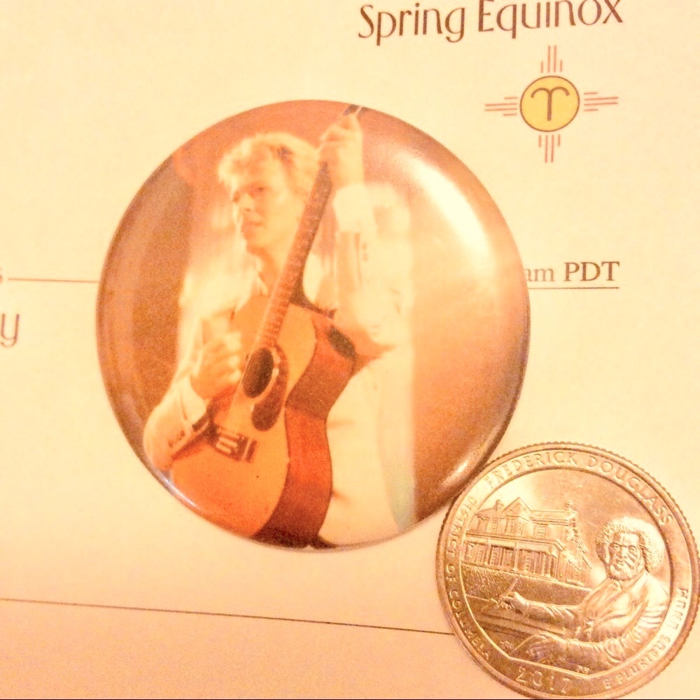 :David Bowie LOT 3 pins/badges acoustic gtr - Picture 2 of 4